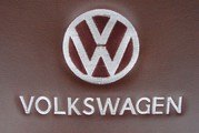 Вышивка логотипа автомобиля Volkswagen (ФольксВаген) с надписью
